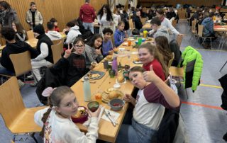 Schüler essen gemeinsam in der GWRS zu Mittag
