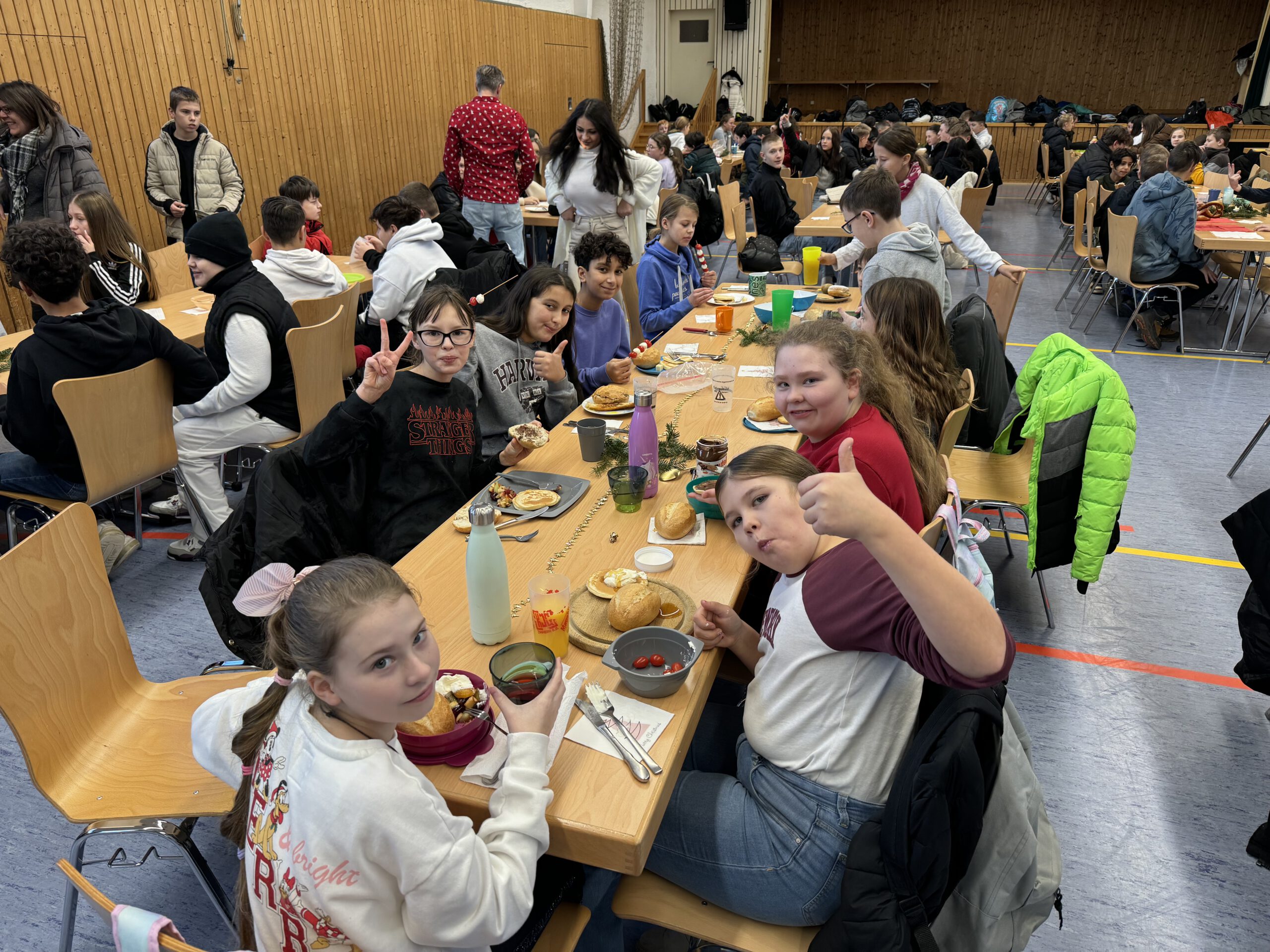 Schüler essen gemeinsam in der GWRS zu Mittag